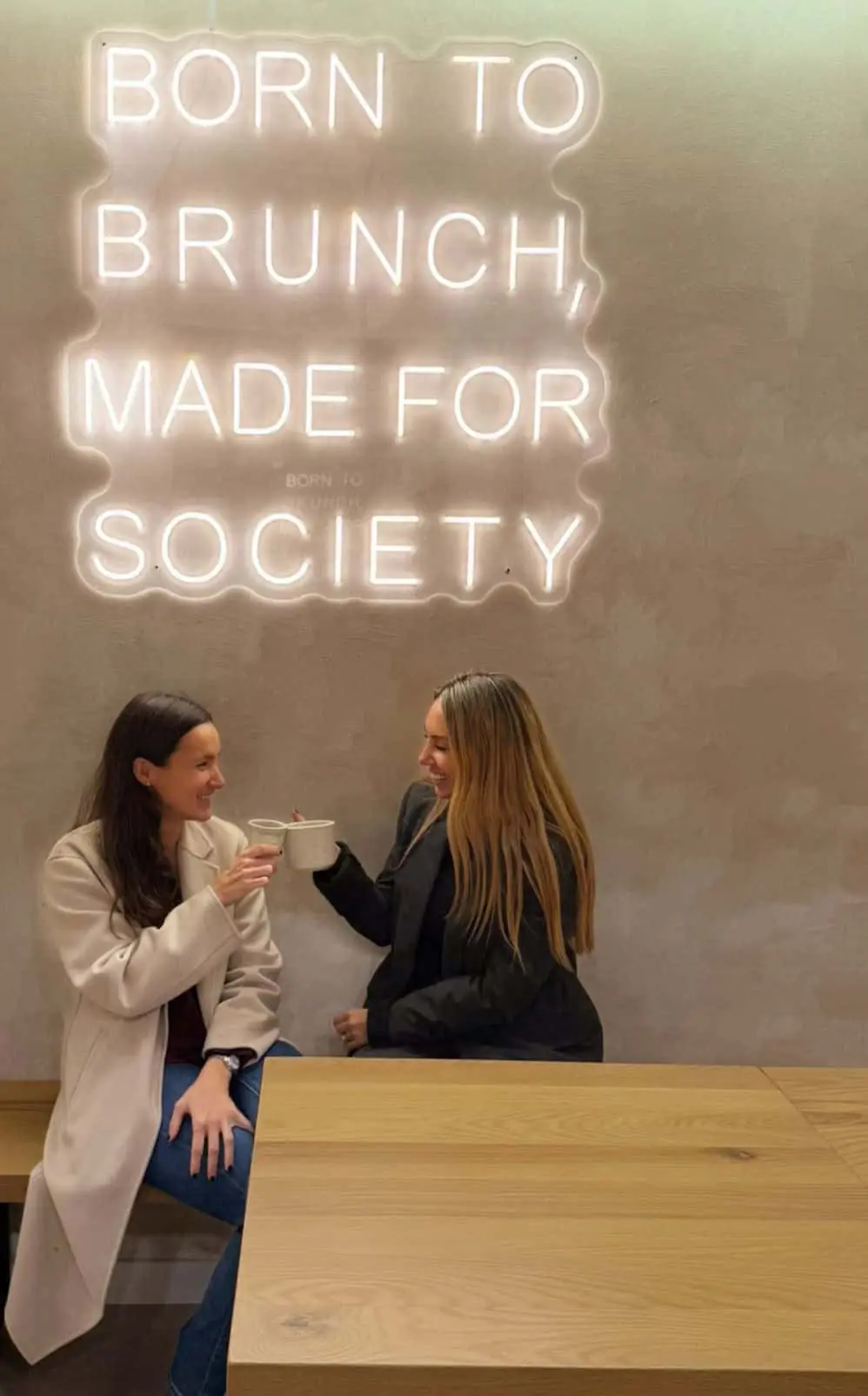 Fundadoras de Brunch Society Madrid bajo el neón Born to Brunch